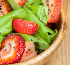 Sałatka ze szpinakiem i truskawkami
