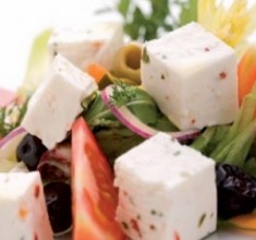 Sałatka grecka z ziołowym serem tomino